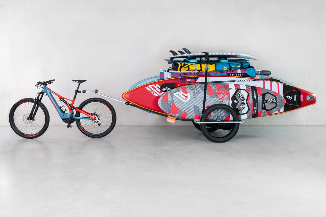 Take your bike to the spot and still have everything with you: the Reacha Sport bike trailer is designed for transporting boards and other equipment.