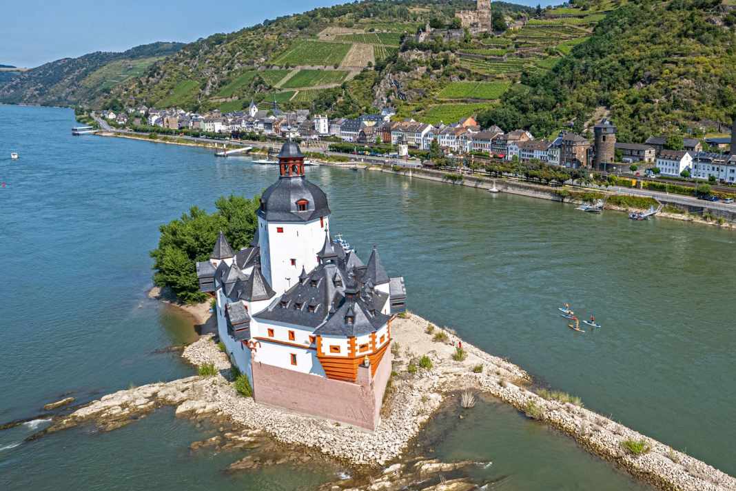 Spektakuläre Landschaften und historische Bauten wohin man schaut.  Direkt im Wasser oder an den Hängen - wie hier Burg Pfalzgrafenstein und Burg Gutenfels.