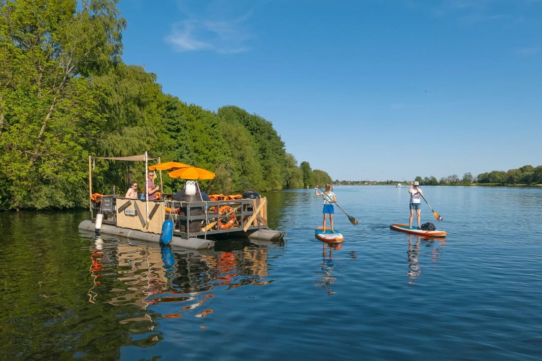 Die Dove-Elbe bietet nicht nur Ruhe. Hier haben ein paar sehr gut gelaunte Jungs eine „Water-BBQ“-Insel gemietet und machen an einem Sonntag  Nachmittag eine gute Party.