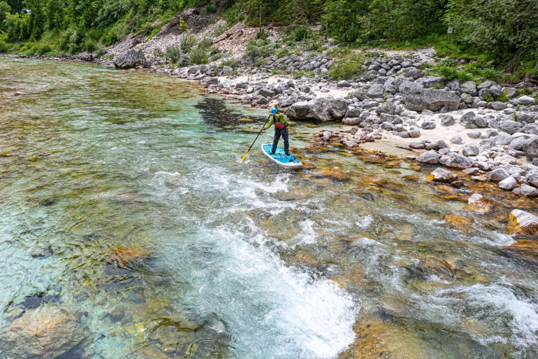 The tip of the board points upstream when entering the current as seen from the eddy. The angle of entry should be as small as possible. If you imagine a clock above the nose, the tip should point to about 11 o'clock from an orographic (downstream) left-hand eddy and to about 1 o'clock from an orographic right-hand eddy.
