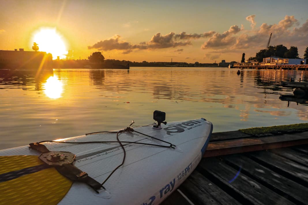 Sunset in the harbour of Andrejosta, which also invites you to linger with its beautiful terrace restaurants.