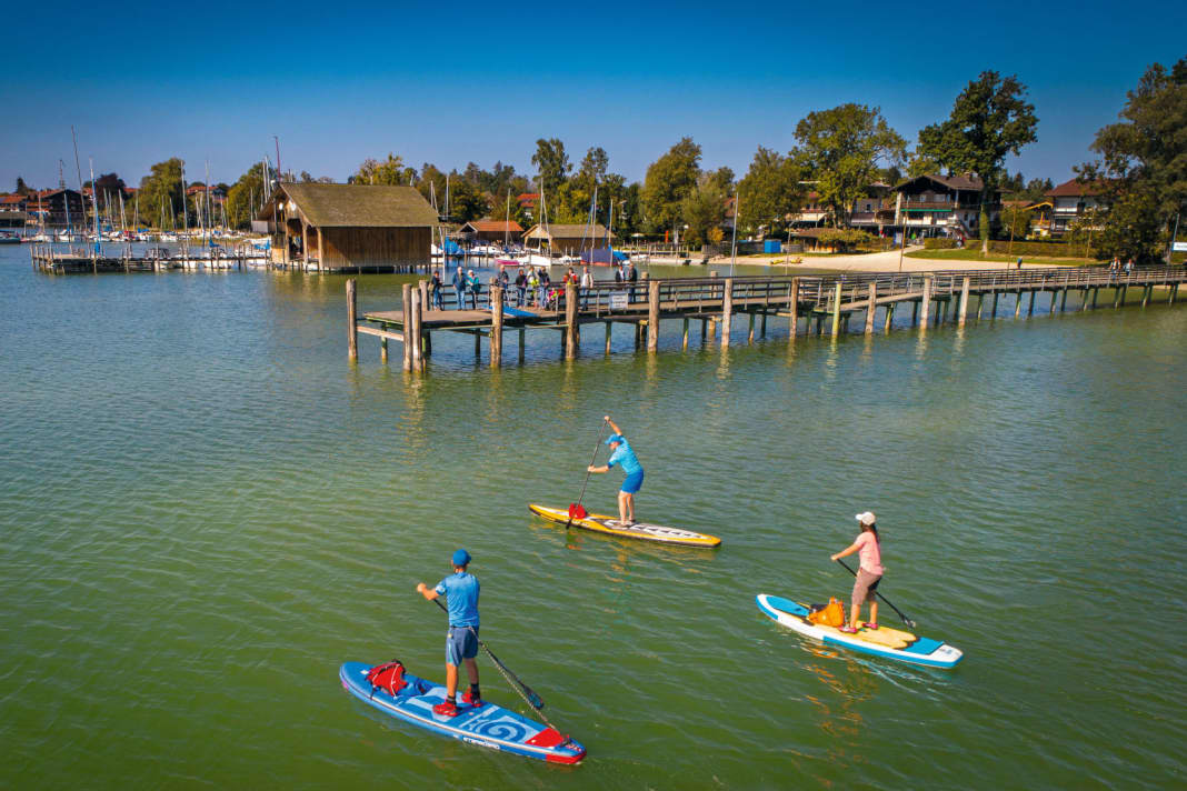 A short distance after the start in Seebruck, the tour offers a sweeping view over Lake Chiemsee as far as the Chiemgau Alps - then it's straight onto the river in the harbour.