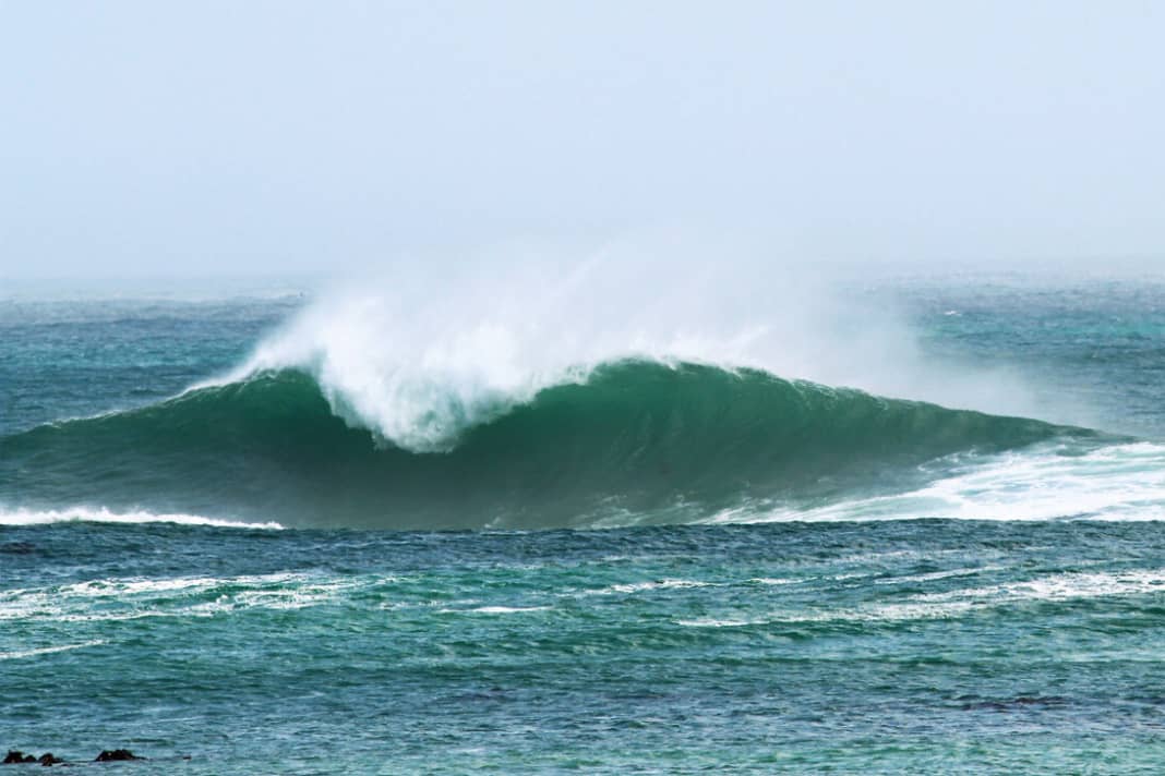 The high swell rolling in breaks at a local shallow area to the A-frame. This wave is too big for beginners. Experts use the left and right side of the wave shoulder - timing and experience are required!