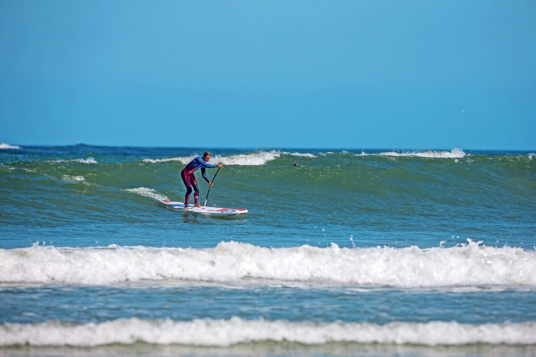 PARALLEL-STANCE   Einsteiger fühlen sich parallel stehend auf dem Brett sicherer. Daher kann man den Parallel-Stance wählen. Kommt eine Welle angerollt, sofort mit viel Kraft Richtung Strand paddeln (Bild 1).