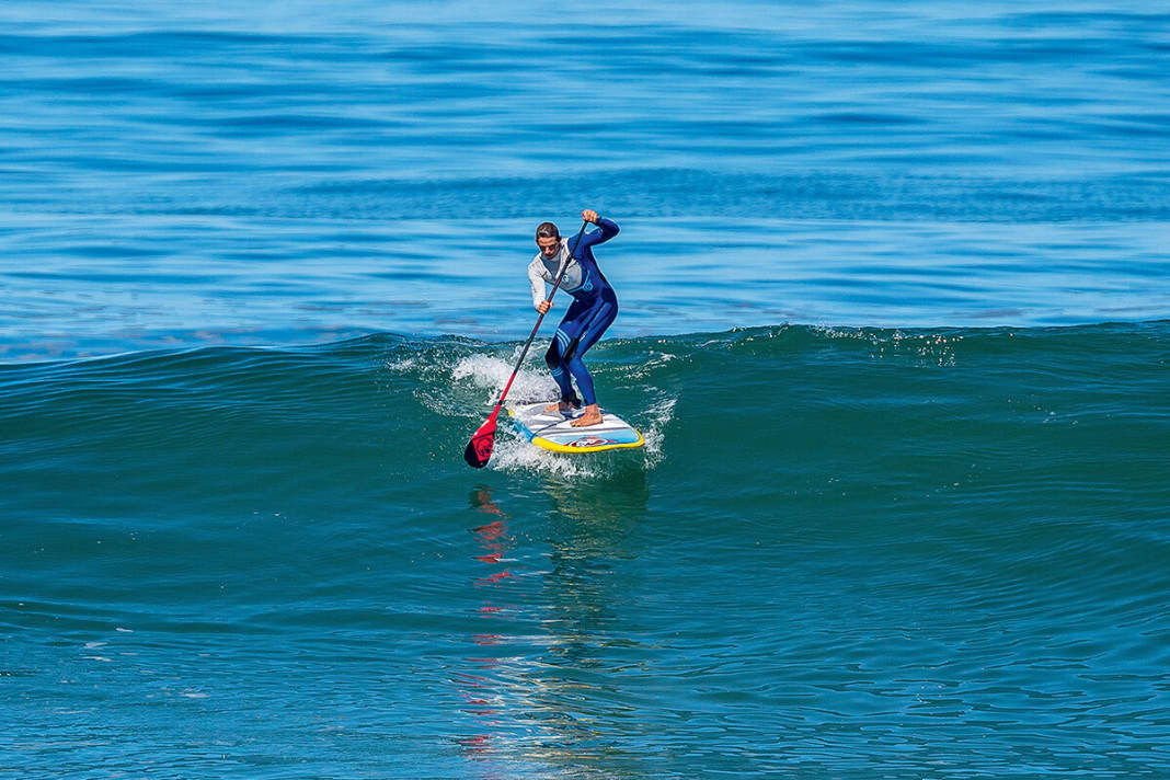 ERROR 1 WHEN PADDLING ON If you paddle on too far behind the breaking zone (impact zone), you will not be able to utilise the thrust of the wave. The step to the tip of the board is often of no use (photos left). The next time you paddle out, you'll be smarter and lurk a few metres further ahead.