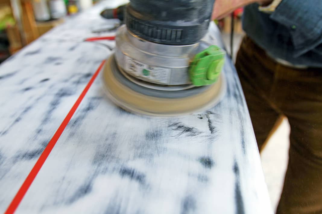 1. lift the pressed-in surface: Drill a hole in the dented surface with a drill and carefully pull it upwards (large photo above). The area must be absolutely dry before the repair (always place it in the sun). Then sand roughly with a sanding drill.