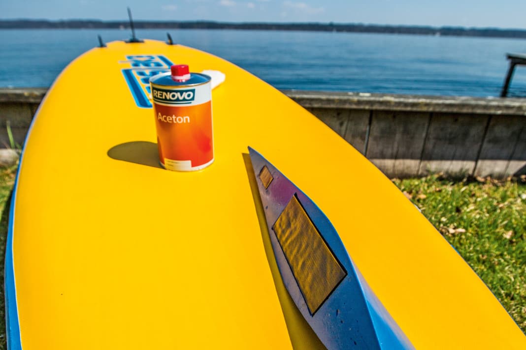 Sounds logical: a small keel is glued to the front of the board to act as a lane departure warning system. This practical, removable version is fixed in place with industrial Velcro tape, which is applied to the board with acetone-activated adhesive.