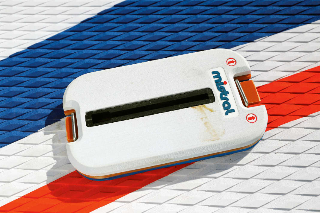Mistral: Two glued tabs with stainless steel rings hold the plate for the mast base. Particularly stable, the board is not weakened and the plate can be removed for paddling.