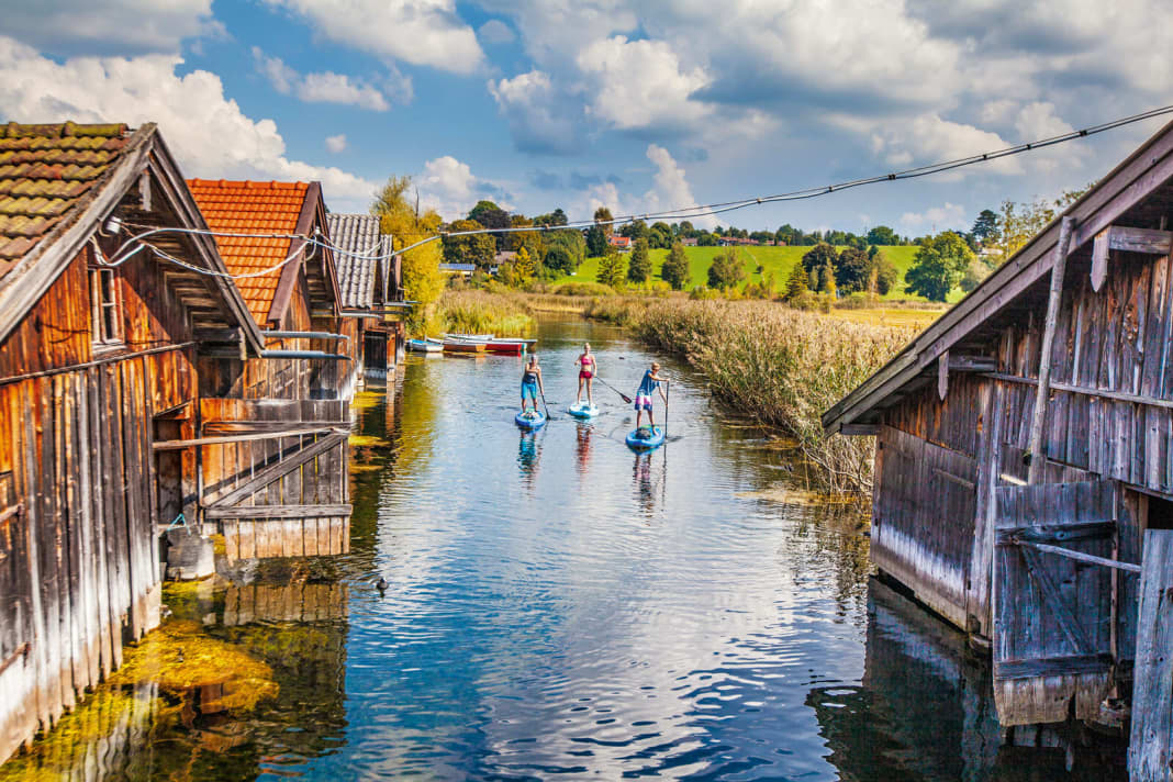 A narrow canal quickly leads from the alternative entry point at the harbour in Seehausen between old boathouses and tall reeds into the lake.