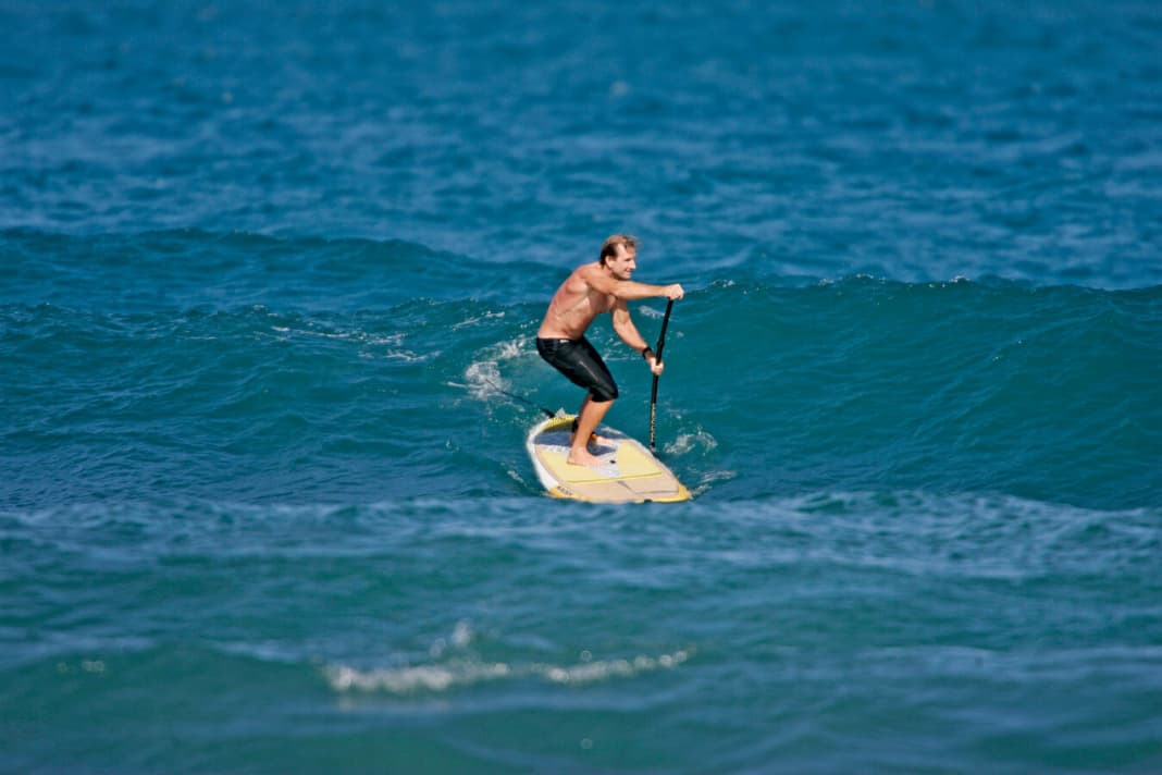 Bild 1: Genau an der richtigen Stelle und im richtigen Moment paddelt er im Surfstance (asymmetrische Fußstellung, Robby ist Goofy Foot, also rechter Fuß vorne) die Welle schräg an.