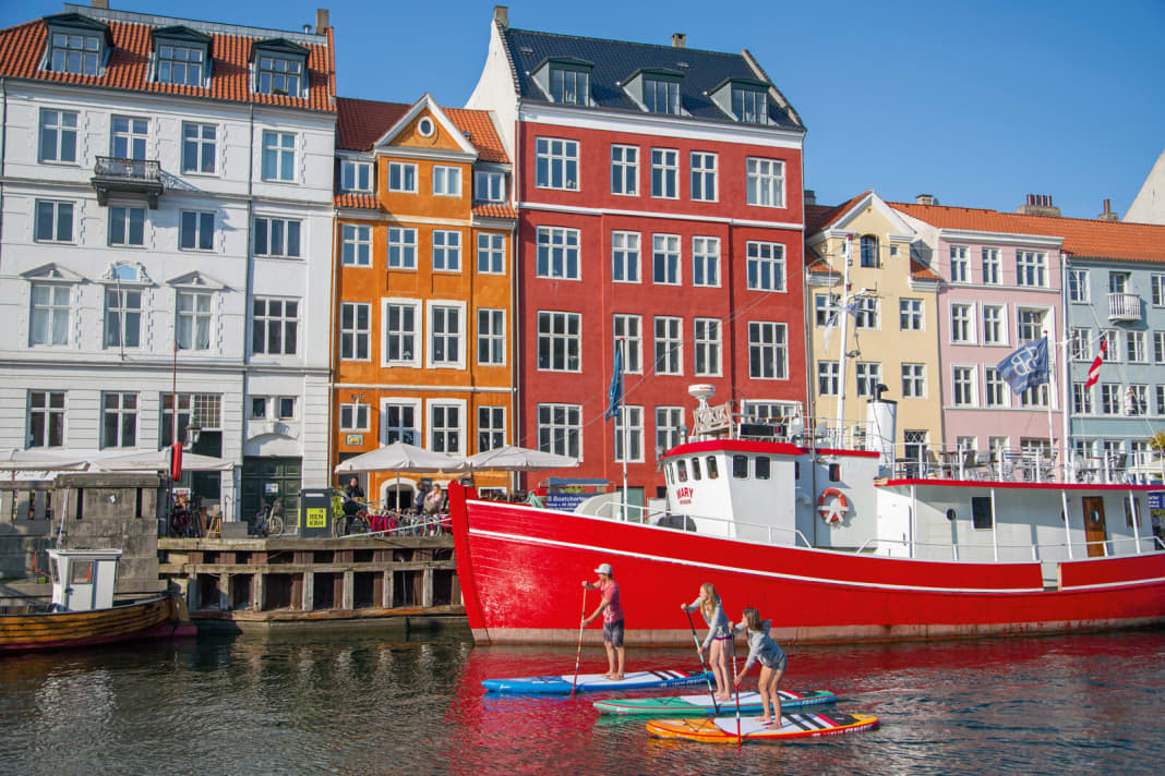 Everything is so colourful here, Phine, Paulina and Kai visiting Copenhagen's Nyhaven.