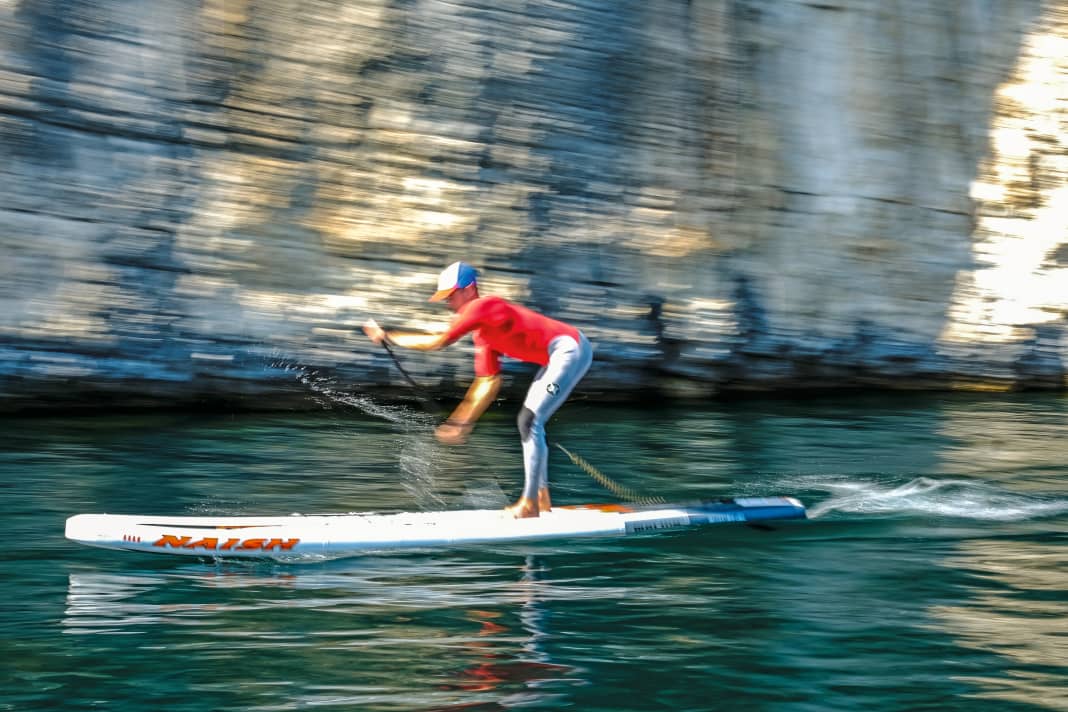 Sprint-Stars: Bei über 12 km/h scheint das Board nahezu ins Gleiten zu kommen. Hier im Topspeed-Bereich zählt Steifigkeit. Hardboards liegen vorne, doch steife iSUPs, wie hier beim Test am Gardasee kommen immer näher ran. Board: Naish Maliko