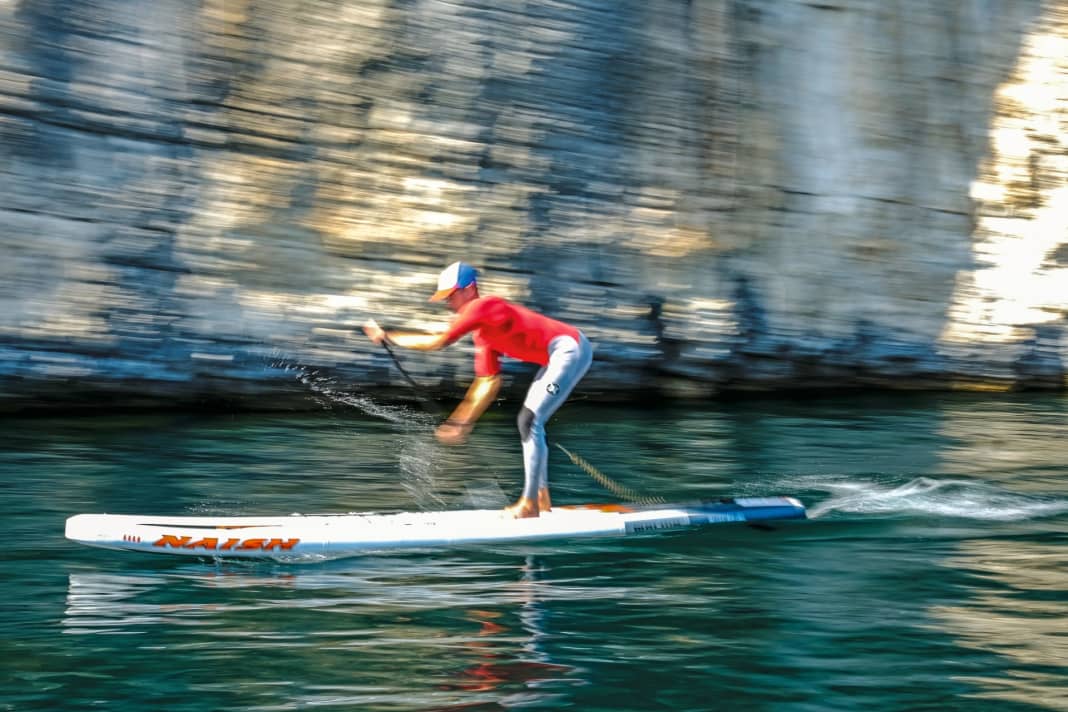 Sprint stars: At over 12 km/h, the board almost seems to glide. Stiffness counts here in the top speed range. Hardboards are in the lead, but stiff iSUPs, like here during the test on Lake Garda, are getting closer and closer. Board: Naish Maliko
