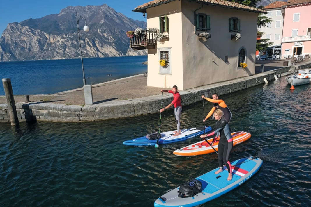 Travelling companion: Compact and lightweight - these short all-rounders accompany you almost everywhere and the speed is always sufficient for a sightseeing tour. However, the Aqua Marina 11'6" (rear) already belongs to the next faster 11'6" class.