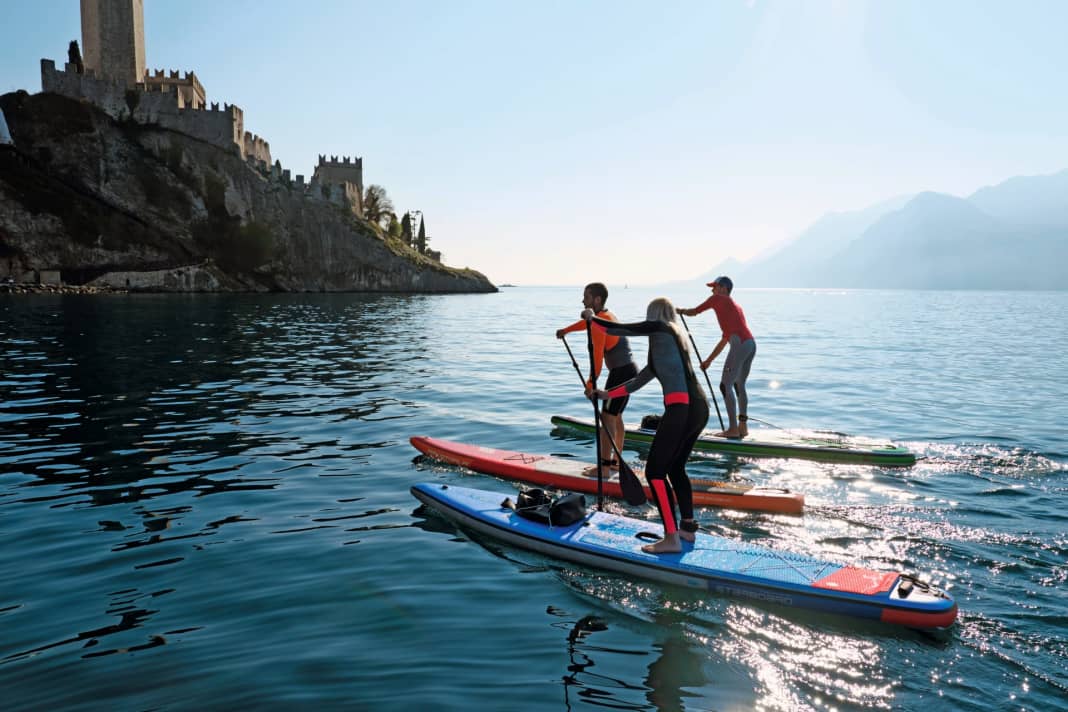 Sport and long journeys: In the 12'6" class, slim sports tourers mix with fat expedition mobiles and moderate all-rounders. All of them are suitable for day trips on smooth water, such as here on Lake Garda in front of the castle in Malcesine.