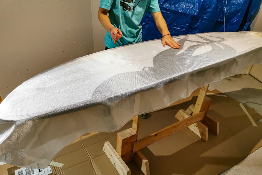 The fabric used consists of a single layer of 6 ounces per square inch S-glass on the underside, and one layer of 4-ounce and one layer of 6-ounce on the top. This is the slightly more robust version for longer surfboards. Short ‘shortboards’ are often laminated using a 4/4+4 configuration.