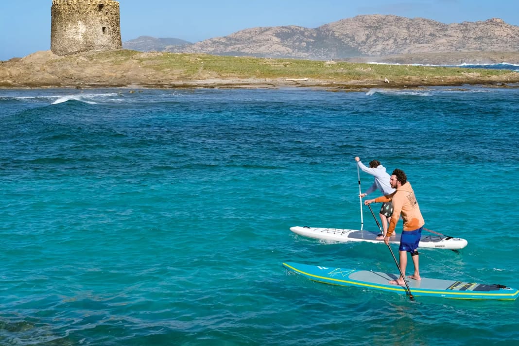 Für das Fotoshooting und die ersten Tests hatte es das SUP-Team Mitte Februar nach Sardinien (hier: Stintino) verschlagen. Die meisten Testkilometer haben die Boards jedoch anschließend auf bayerischen und norditalienischen Seen absolviert.