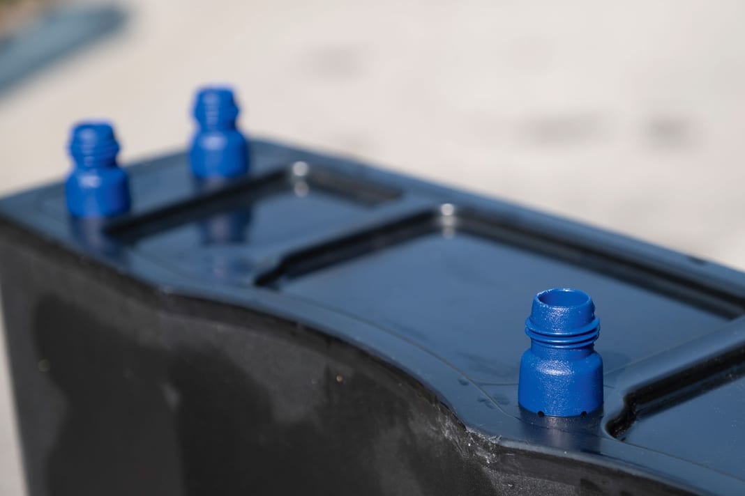 Thanks to the four large knurled screws, installation is quick and tool-free.