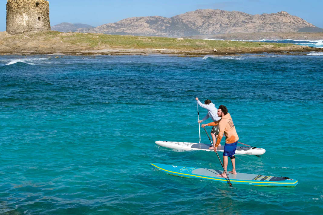 Test im Warmen auf Sardinien (hier: Stintino). Die meisten Testkilometer haben die Boards jedoch anschließend auf bayerischen und  norditalienischen Seen absolviert. Das Paddelbrett (im Hintergrund) ist ein angenehmer Tourer, kann aber auch auf der schnellen Runde mithalten.