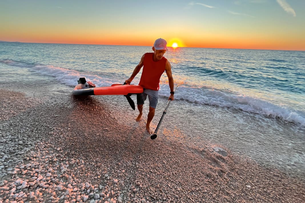 Jetzt aber schnell: Die Sonne geht unter, wir landen am Egremni Beach – und haben ihn für uns ganz alleine.