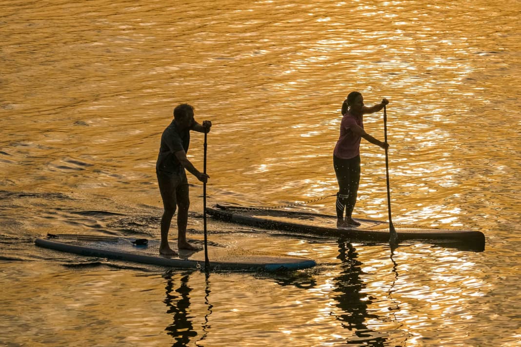 Komfortabel und entspannt in den Sonnenuntergang cruisen — hier beim Test auf dem Starnberger See mit dem Naish Touring und dem RRD Retro Wood (im Foto rechts).