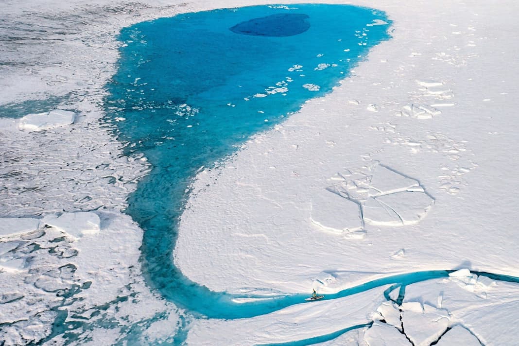 Der See wird nur von einem kleinen Rinnsal gespeist, das sich den Weg vom Ufer durch die Tiefen des Wassers bahnt, um einen Abfluss zu finden.