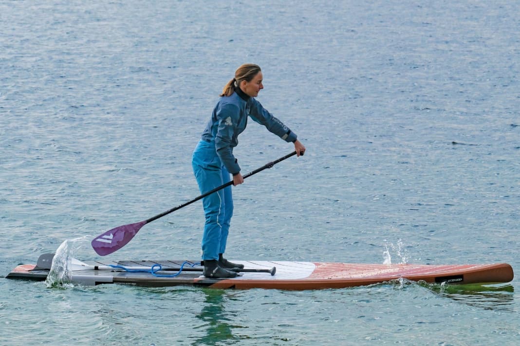 Neben den 82-Kilo-Testern hat auch unsere 60-Kilo-Testerin mit SUP-Race-Erfahrung hat die Paddel ausprobiert.
