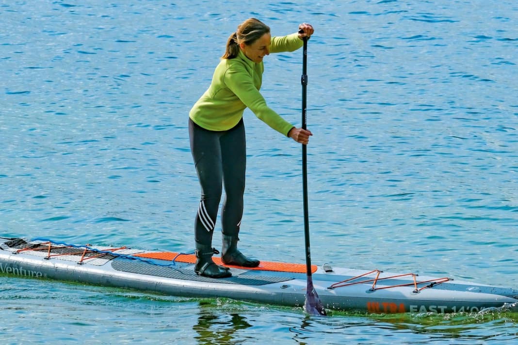 Schmale Inflatables mit spitzem Bug und flacher Wasserlage wie das LiteVenture bieten erstaunlich viel Speed-Potenzial. Ein 28 Inch schmales iSUP ist allerdings auch kein Anfänger-Board.