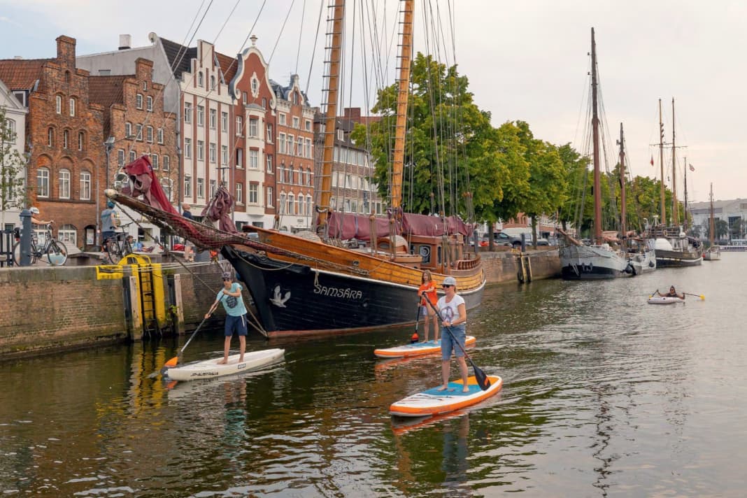 In Lübeck you paddle along the old harbour facilities and historic ships.