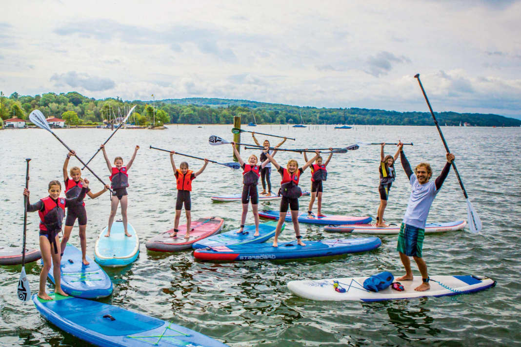 Professional tips for the equipment and for the first paddle units guarantee a good SUP start for children.