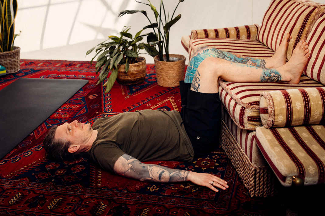 This relaxed inverted posture supports the return flow of venous blood from the legs and relieves pressure on the spine at the same time. It can help to reduce swelling after long sessions and put your nervous system in a calmer state.