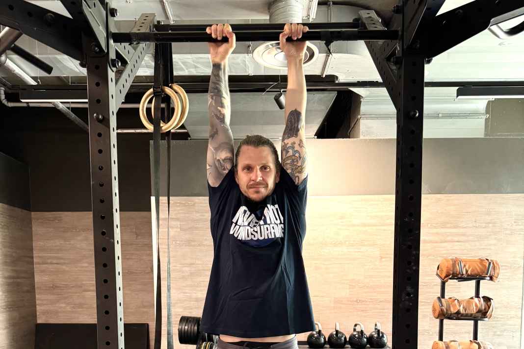 Passive hanging relieves the spine and shoulder joints.