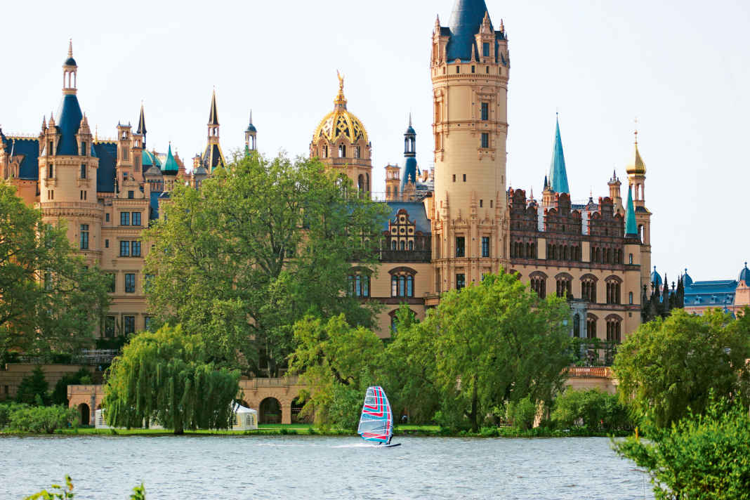 Wir sind nicht sicher was schöner ist – der Blick vom Wasser aufs Schweriner Schloss oder umgekehrt.