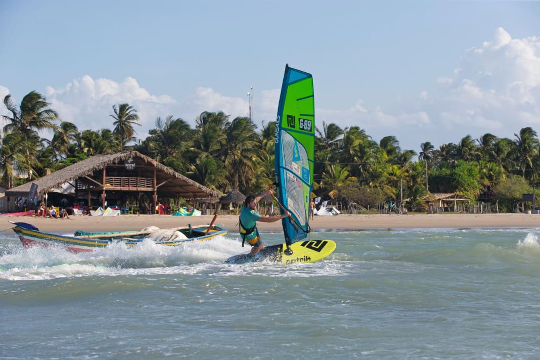 Der Norden Brasiliens hat sich im letzten Jahrzehnt zum Mekka für Windsurfer und Kiter entwickelt – Hunderte Kilometer windverwöhnte Küste, Badewannen-Wassertemperaturen und vielseitige Spots lockten Winter-Wassersportler in Scharen an. Und dann kam Corona... Nicht nur der Surftourismus kam zum Erliegen. Jetzt läuft er langsam wieder an und wir stellen euch sieben eher unbekannte Spots vor.