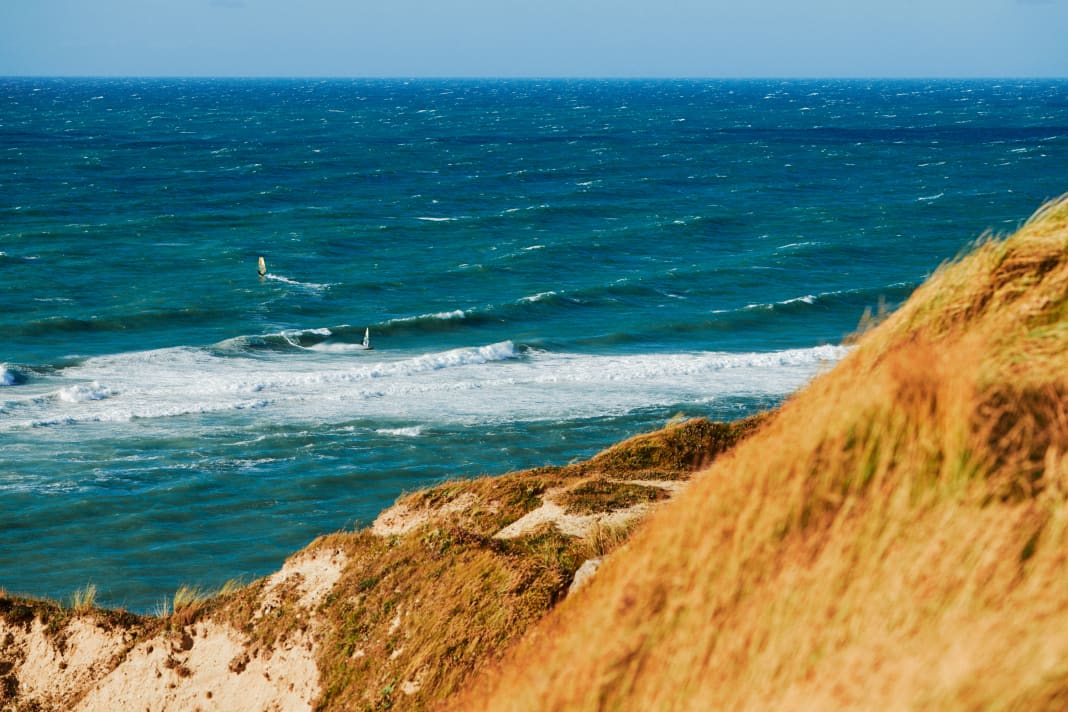The spot can be easily overlooked from the almost 50 metre high Bulbjerg. The wave breaks on a reef and can produce several turns to leeward.