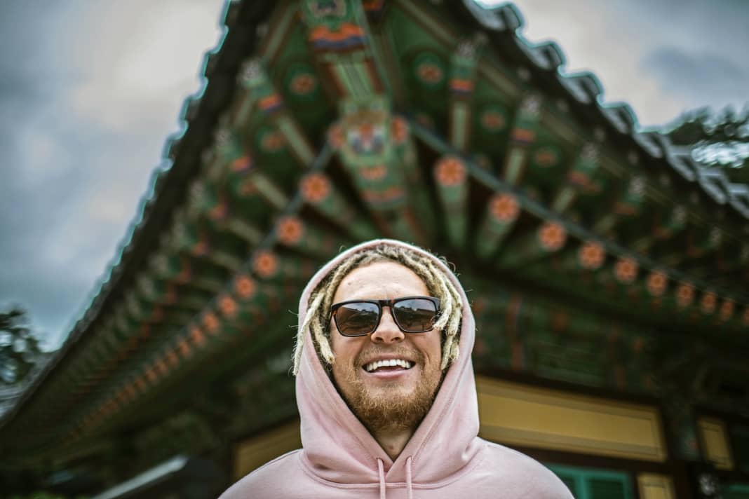 As a youngster, Maciek Rutkowski from Poland already had a lot of success and was celebrated in his home country. However, the road to the World Cup turned out to be a rocky one. Today, the 28-year-old is one of the world's top slalom racers. World Cup presenter Ben Proffitt talks to him about the party lifestyle, arrogance, the Olympics and tough fights at the buoy.