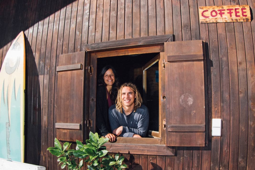Andi und Rita konnten die alt eingessene Surfstation am Walchensee übernehmen und haben sie in ein kleines Windsurf-Idyll und Treffpunkt der Szene verwandelt.