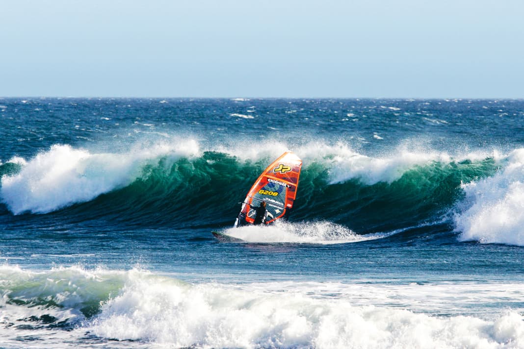 Leon rips the wave from Davenport