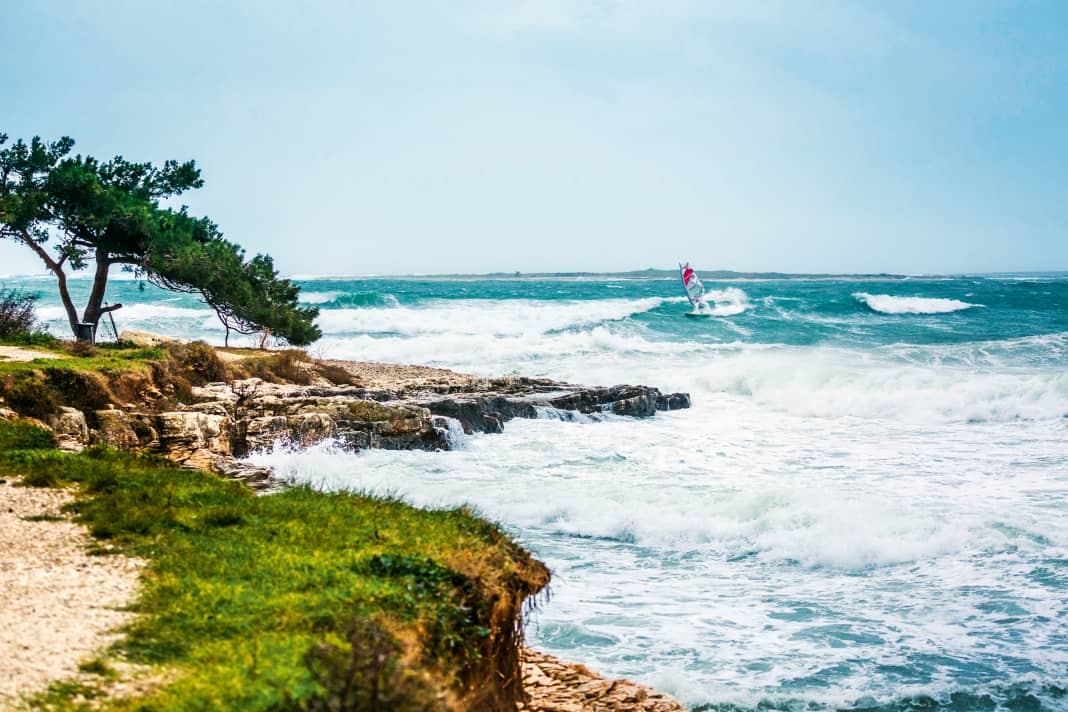 Juicy turns, mild temperatures - Fabi Weber slashes a winter wave in Medulin Kazela.