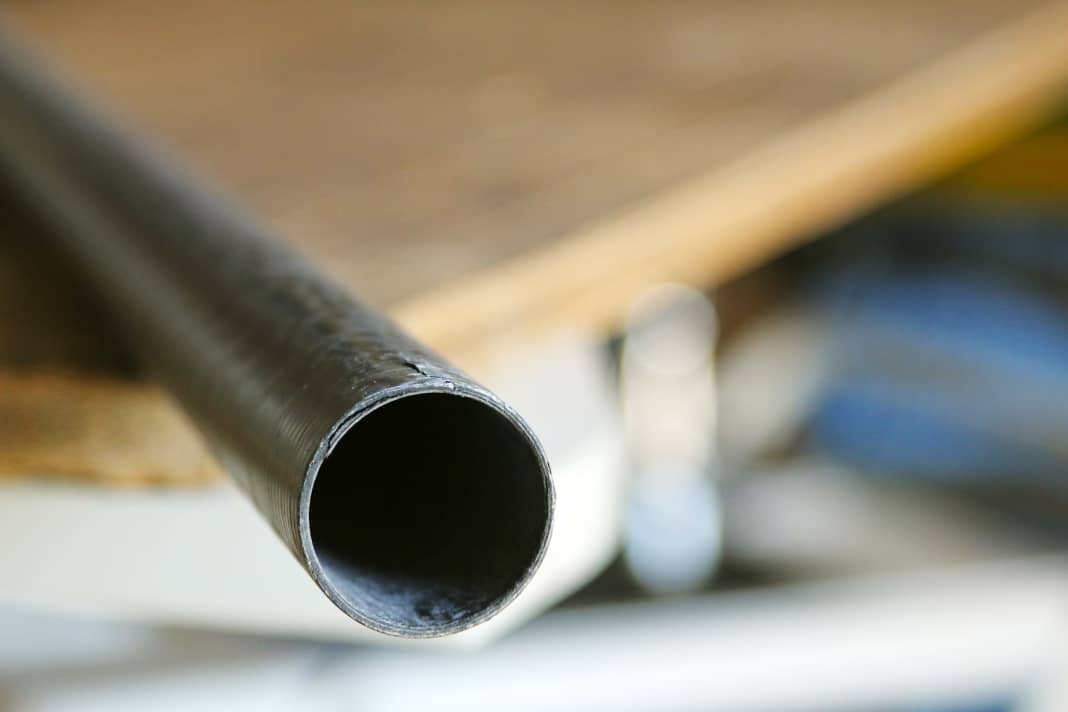 1. Schadensaufnahme: Wenn der Mast, wie in diesem Beispiel, nur wenige Zentimeter eingerissen ist, ist das Absägen im Normalfall die bessere und vor allem einfachere Option. Damit das Weiterreißen erfolgreich gestoppt wird, sollte man nicht direkt am Ende des Risses absägen, sondern knapp zwei Zentimeter gesundes Material entfernen. „Unbedingt“, so erklärt Oliver, „sollte man mal reinleuchten, oft reicht der Riss auf der Innenseite weiter als man von außen sieht. Ist etwa ein Riss von drei Zentimetern Länge sichtbar, würde ich immer fünf oder sechs Zentimeter absägen, um sicherzugehen.“