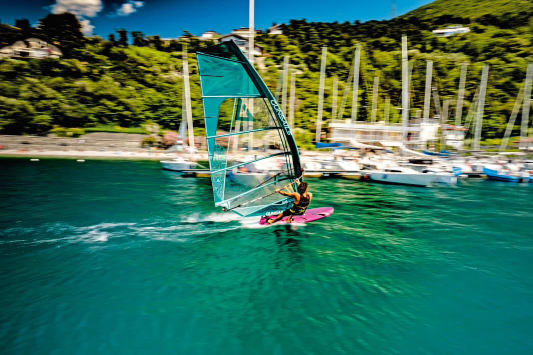 Tester Nicholas Slijk thunders unchecked through the wind holes - sometimes in the morning Vento, sometimes in the weakening Ora in Torbole. With the Gunsails Exceed 8.5