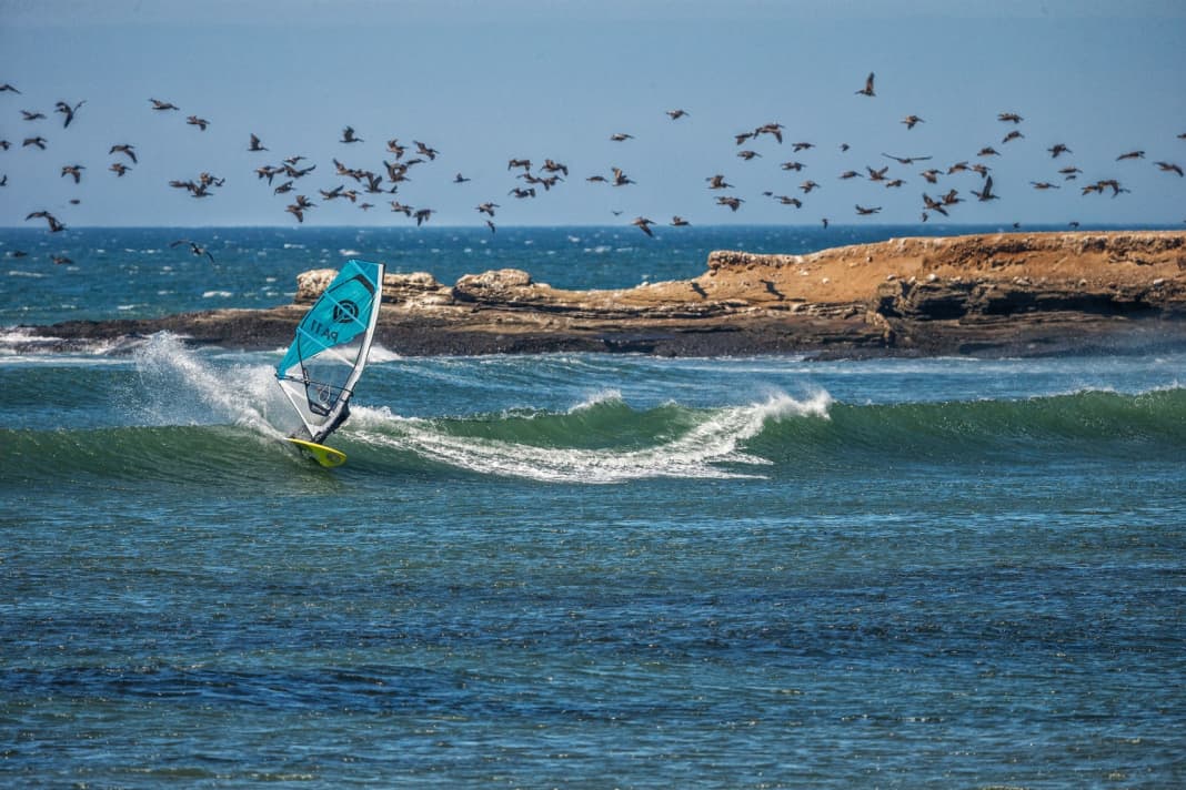 Man nehme eine Brise Abenteuer, reichlich heißen Wüstenwind und garniere dies mit feurigen Freeride- und Wavespots – heraus kommt ein würziges Mahl, wie gemacht für alle ausgehungerten Windsurfer.