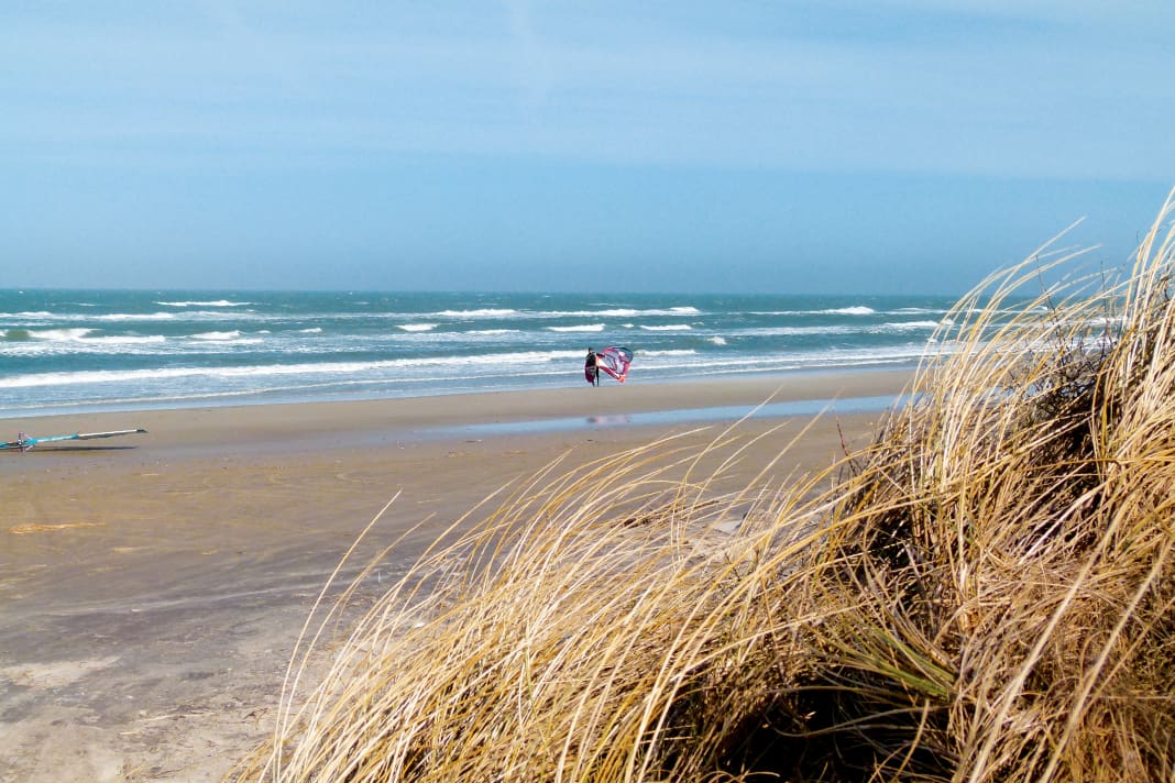 Wer den dänischen Spot Rømø mag, mag auch Kjul. Hier parkt man direkt am Wasser, die Welle bricht moderat auf vorgelagerten Sandbänken.
