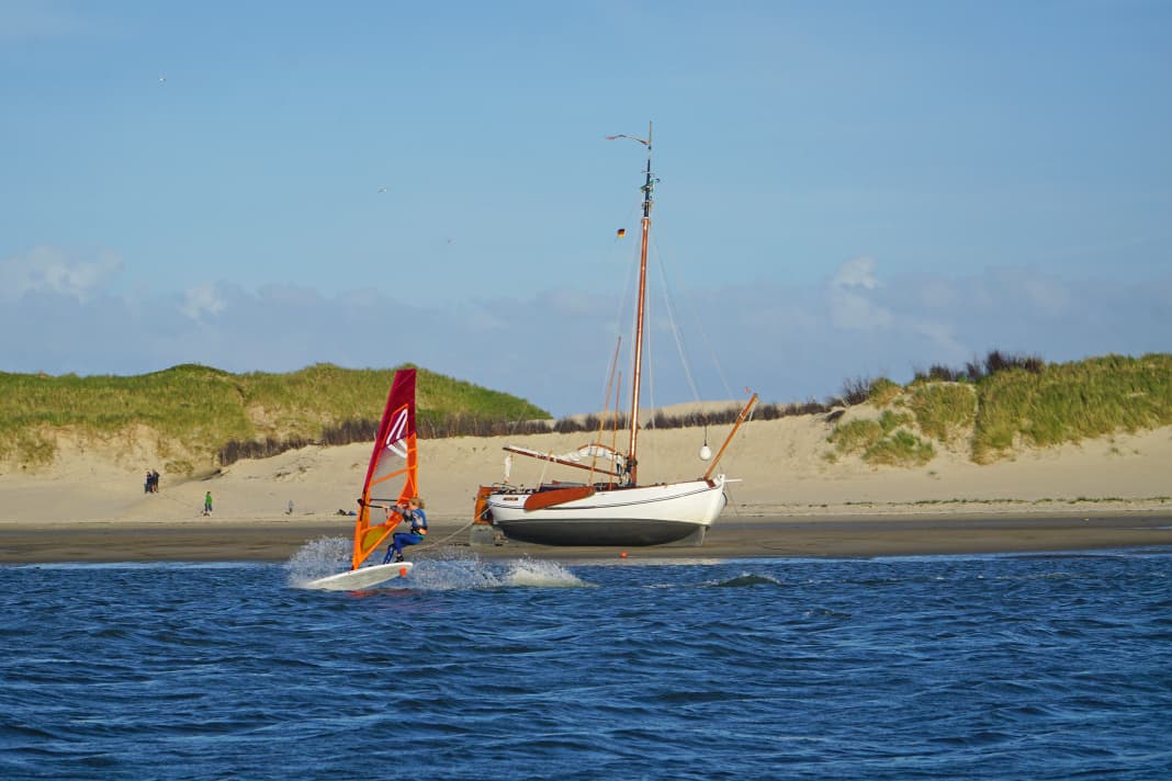 Am Hauptspot am Westende gibt’s flache Stehbereiche auf der Inselseite und tiefes Wasser direkt an der vorgelagerten Sandbank.