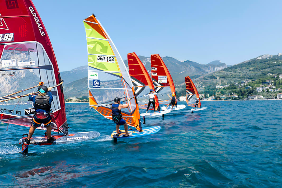 Foil training on the lake. The youngsters shoot ahead - Coach Müller follows behind.