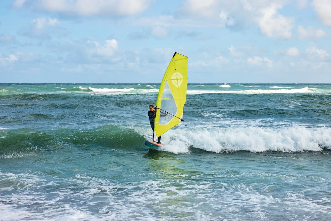 Positioniere dich in sicherer Entfernung auf einer sich aufbauenden Welle und surfe mit ihr Richtung Strand