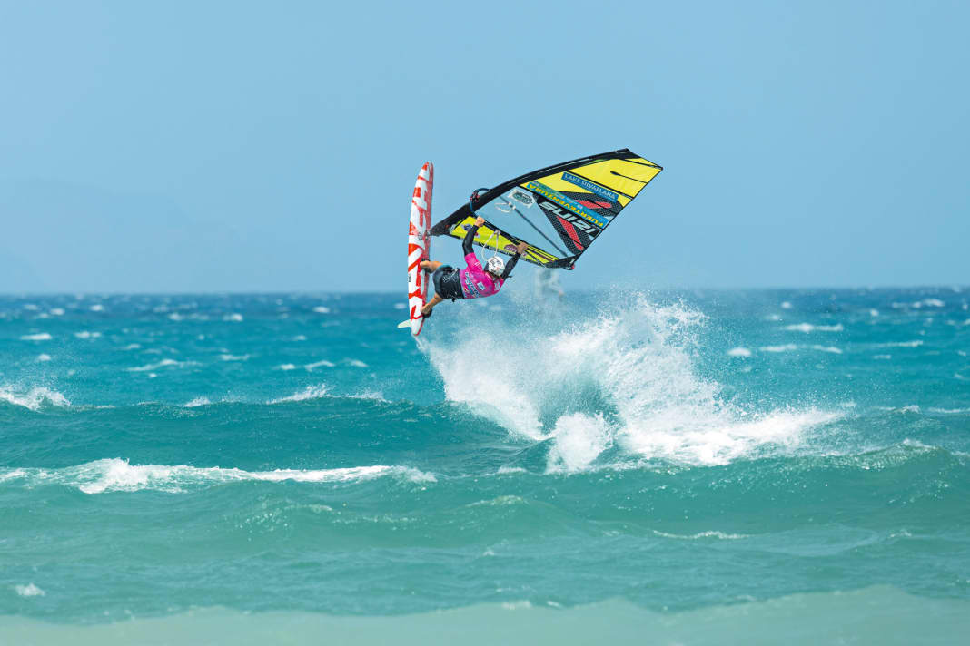 Direkt nach dem Absprung leitet Balz den Table Top ein...