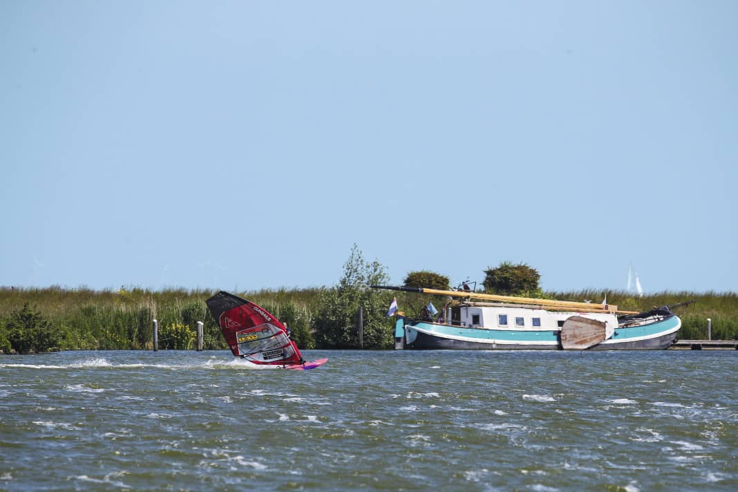 Chris Hafer is feeling good and jibes off the harbour of Andijk.