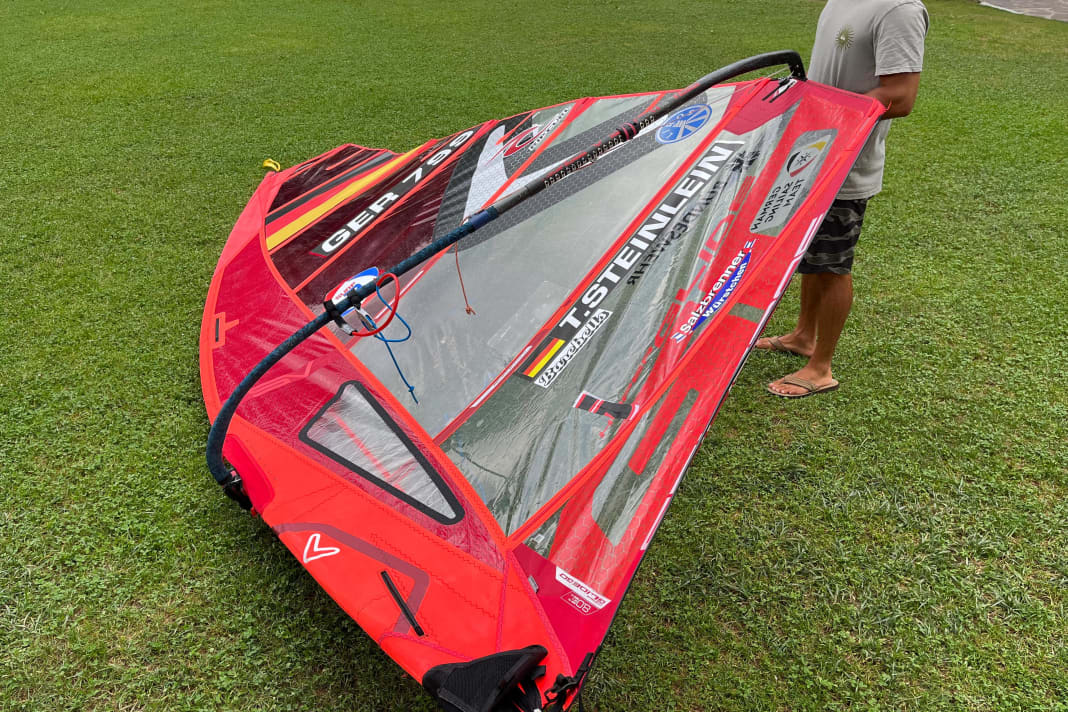 Loose leech up to the fourth batten, very long harness lines (36 to 48 centimetres sag from the boom - a little less or even longer depending on your height) and a trimming device on the boom are the basics for a large usable wind range.