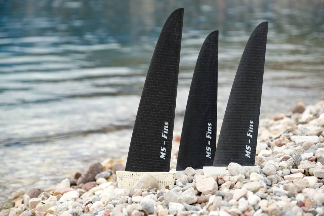 Carbon tuning: Carbon fins are thin, flex and twist in a defined way and are available in many variations. We have focussed on the fundamental difference.
